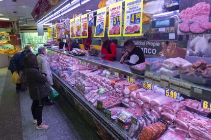 Consumidores en la carnicería de un mercado este invierno.