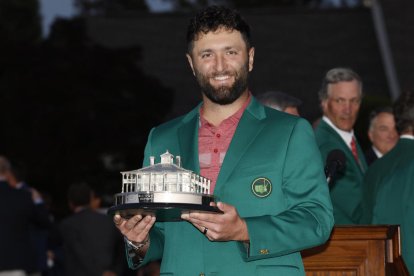 Jon Rahm, con el trofeo y la chaqueta verde tras ganar el Masters.