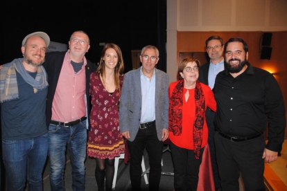 Albert Martínez (a la dreta) juntament amb les autoritats, Mònica Usart i participants en l’acte.