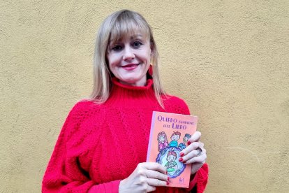 Sonia Pascual posa amb el seu llibre ‘Quiero zamparme este libro’.