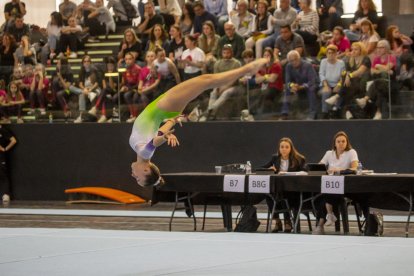 Una de les gimnastes realitza un salt mortal durant la competició disputada ahir al pavelló Juanjo Garra de Lleida.