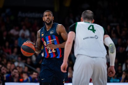 Cory Higgins condueix l’atac blaugrana davant de Pau Ribas.