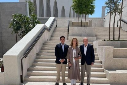 La infanta Elena junto a su padre, Juan Carlos I, y su hijo, Felipe Juan Froilán, en Abu Dabi.