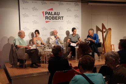 Josep Vallverdú, ahir al Palau Robert de Barcelona, envoltat d’autors que van llegir la seua obra.