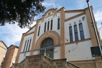 La fachada del Mercat del Pla, con algunos desperfectos.