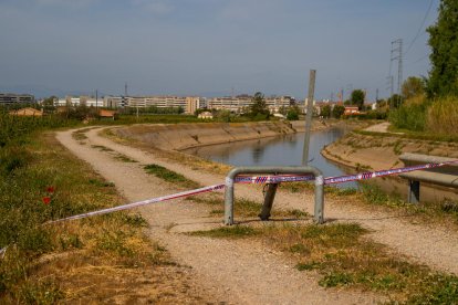 Mossos d’esquadra momentos antes de sacar el cuerpo del canal de Balaguer a su paso por la Mitjana. 