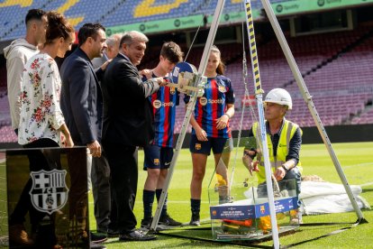 Laporta y Xavi, entre otros, colocando la primera piedra. 