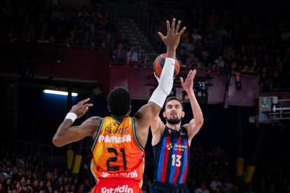 Satoransky intenta un llançament a cistella.