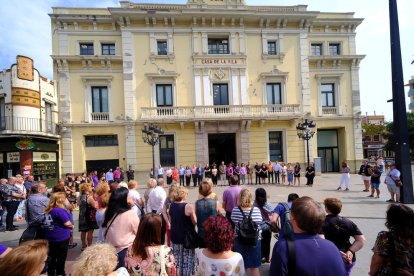 Un centenar de personas participaron ayer en un minuto de silencio por la víctima de L’Hospitalet. 