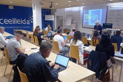 Varios de los usuarios del CEEI de Lleida participando en un curso sobre la red social Linkedin.