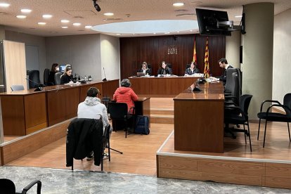 El acusado de abusar sexualmente de la hermana con discapacidad en la Noguera, en el juicio en la Audiencia de Lleida.