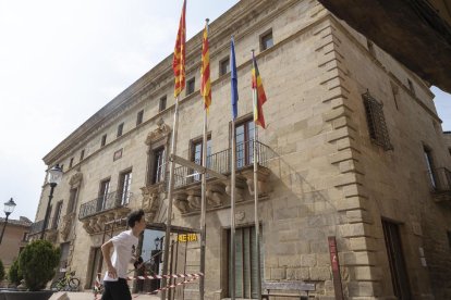 La nueva bandera de la UE izada en Cervera.