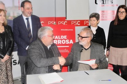 Fèlix Larrosa, de PSC, y David Pàmpols, de Units per Avançar a Lleida, encajando las manos este miércoles.