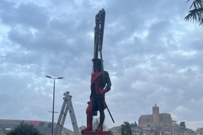 Retirada de l'escultura de Gaspar de Portolà a Balaguer.