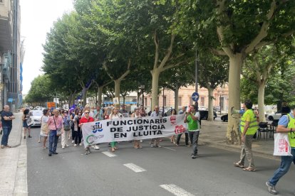 Funcionaris es van manifestar ahir a la tarda entre la subdelegació i la seu del PSC.