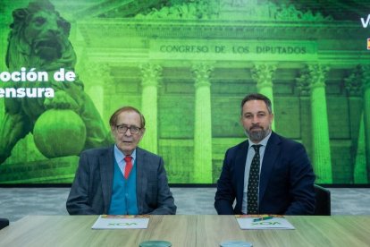 Imagen publicada en la cuenta de Twitter de Vox del economista Ramón Tamames y el líder del partido de ultraderecha, Santiago Abascal