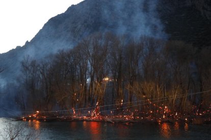 Imatge de l’incendi que es va originar ahir a la ribera del Segre al seu pas per Camarasa.