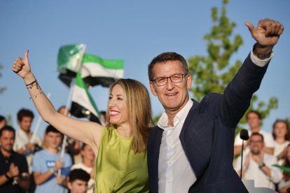 El líder del PP, Alberto Núñez Feijóo, amb la candidata dels populars a presidir Extremadura, María Guardiola, en l'acte d'inici de campanya del 28-M.