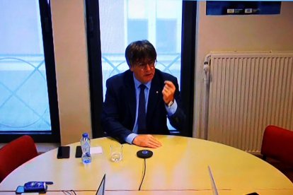 El expresidente de la Generalitat Carles Puigdemont ha comparecido como testigo en el juicio de Miquel Buch en la Audiencia de Barcelona desde un juzgado de Bélgica por videoconferencia.