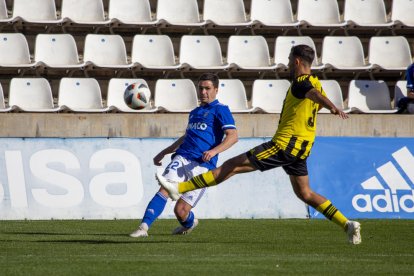 Javi Comeras regresó ayer tras cinco partidos lesionado y actuó de titular como carrilero derecho.