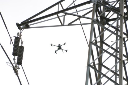 Imatge del dron sobrevolant la línia elèctrica