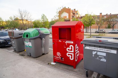 Un dels actuals contenidors de recollida de roba usada.