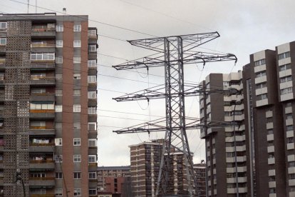 La luz se estabiliza en mayo y marca uno de sus precios más bajos en los últimos dos años