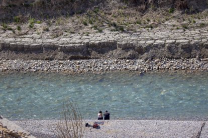 La Noguera Ribagorçana a l’altura de Mont-rebei, on es veuen les marques del nivell habitual de l’aigua.