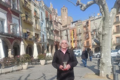 Carreño, con el trofeo de subcampeón una vez llegado a Balaguer.