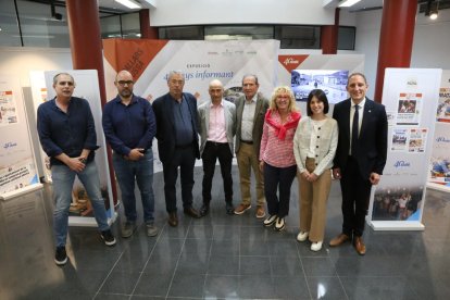 Tohá, Baró, Costa, Martí, Mullol, Cases, Cervós y Crespín, ayer tras la inauguración de la exposición en Tremp. 