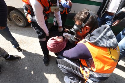 Sanitaris palestins ajuden una dona ferida en l’operació israeliana a Nablús.