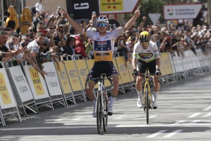 El belga Remco Evenepoel cruza la línea de meta por delante del esloveno Primoz Roglic.