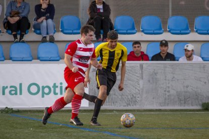 Un jugador del Almacelles conduce el balón ante la presión del rival.