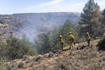 Bomberos trabajando ayer en el perímetro del incendio.