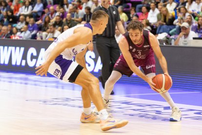 Álex Urtasun, durant una acció del partit de dissabte passat a Valladolid.