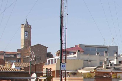 Les plaques instal·lades a la teulada de l’edifici del Casal.