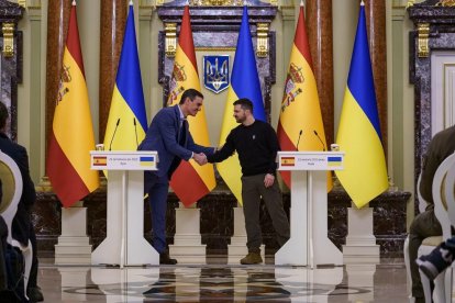 El president del govern d'Espanya, Pedro Sánchez, i el president d'Ucraïna, Volodimir Zelenski, se saluden a la seua arribada al Palau Mariinski aquest dijous.