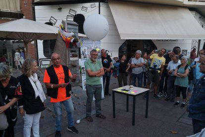 Un moment de l’emotiu acte en homenatge a Juanjo Garra, poc abans de deixar anar el globus.