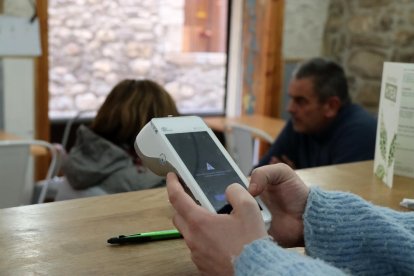 Un datàfon en una cafeteria de Sant Llorenç de Morunys, al Solsonès