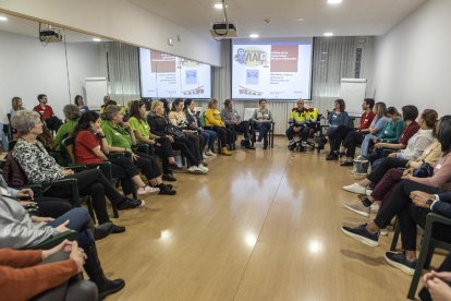 Una de les xarrades impartides per mossos a bonÀrea contra els accidents de trànsit.