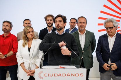 Cares llargues dels dirigents de Ciutadans ahir, encapçalats per Adrián Vázquez.