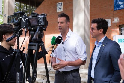 Grimau y Postius ayer en las puertas del pabellón Onze de Setembre.