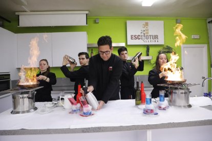 Alumnes de l’Escola d’Hostaleria de Lleida, presentant les begudes que han ajudat a elaborar.