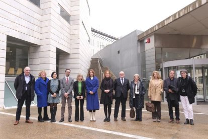 La consellera de Justicia, Gemma Ubasart, en el centro, ayer durante su visita a los juzgados de Lleida. 