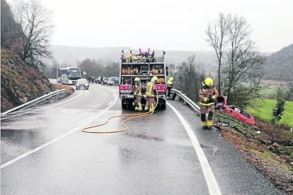 Els serveis d’emergències durant l’actuació ahir a l’accident a Ponts en direcció a Barcelona.