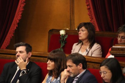 Una rosa blanca ocupa el escaño de Antoni Flores, difunto diputado de ERC.