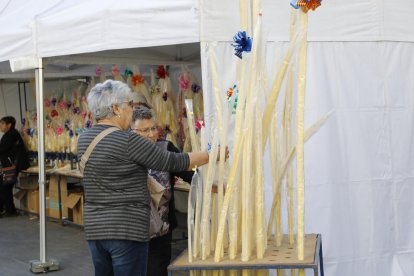 Diverses persones es van atansar a la plaça de la Catedral per fer les seues compres.