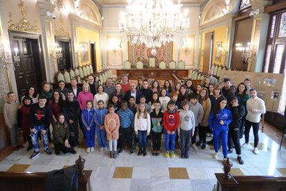 Alguns dels alumnes que van visitar ahir el Saló de Sessions de la Paeria de Lleida per presentar els seus projectes.