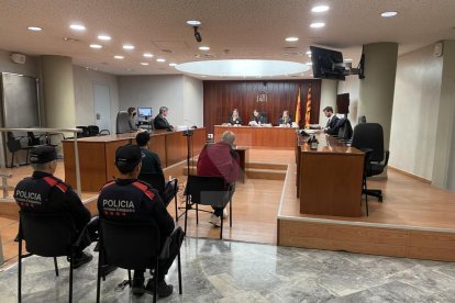 L'acusat, de vermell, aquest dimecres al judici fet a l'Audiència de Lleida, acompanyat per traductor.