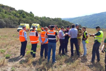 Varios equipos de emergencias en la zona donde se ha llevado a cabo un simulacro de accidente aéreo, en el exterior del Aeropuerto de Andorra - La Seu d'Urgell.